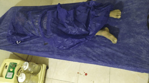 La photo montre le corps d'un enfant tué lors d'une frappe américaine contre une cérémonie de mariage à Sirik, dans la province du Hormozgan, en Iran, le 2 septembre 2026. (Photo diffusée sur les réseaux sociaux)