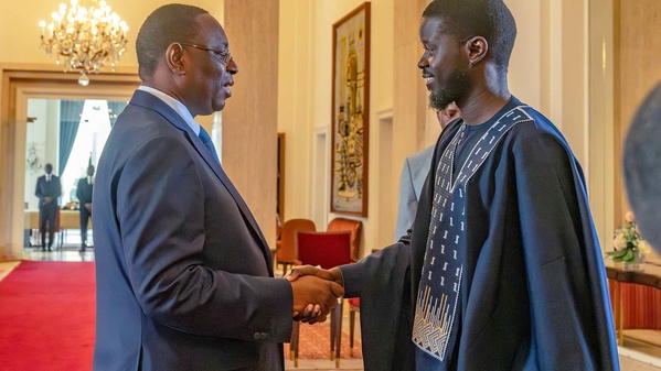 Le Président senegalais Bassirou Diomaye Faye (d.) et son prédécesseur Macky Sall au Palais de la République
