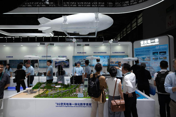 Des visiteurs parcourent l'espace d'exposition dédié à l'écosystème industriel de la 6G lors du MWC Shanghai 2026, le 24 juin 2026. (Photo / Wang Gang)