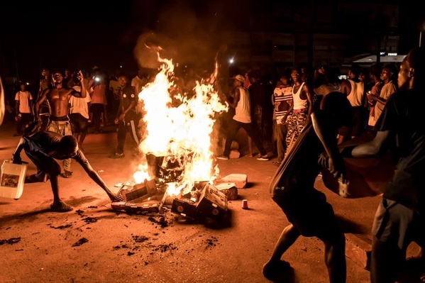 Des manifestants gambiens contre les coupures d'électricité
