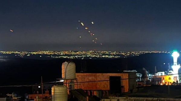 Une image extraite d'une séquence filmée le 9 septembre 2026 montre des missiles iraniens dotés d'ogives à sous-munitions s'abattant sur des cibles américaines hostiles en Jordanie (Photo Press TV)