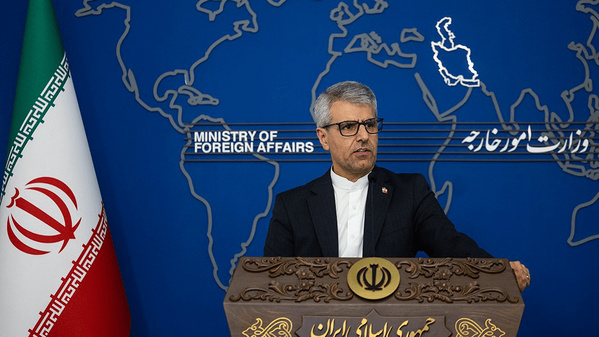 Le porte-parole du ministère iranien des Affaires étrangères, Esmaïl Baghaï, prend la parole lors d’une conférence de presse hebdomadaire à Téhéran, le 14 septembre 2026.