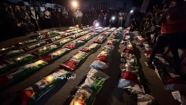 Prière mortuaire commune pour plus de 100 Palestiniens (dont 70 enfants) sortis des décombres provoqués par l'armée sioniste-barbare d'Israël à Gaza