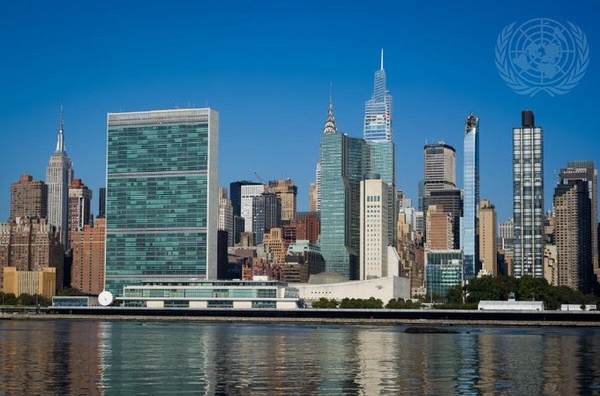 Le siège des Nations unies (g.) à New York Le siège des Nations unies (g.) à New York