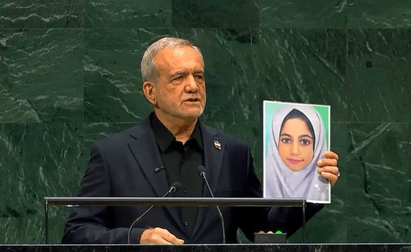 Le président iranien Massoud Pezeshkian à la tribune de l'ONU le 23 septembre 2026. En photo, une des filles victimes des bombardements israélo-américains sur Mineb en février 2026