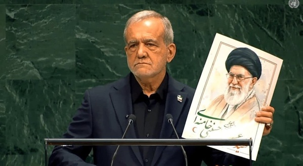 Massoud Pezeshkian à la tribune de l'ONU, avec une photo de l'Ayatollah Ali Khamenei assassiné par Israël et les Usa en février 2026
