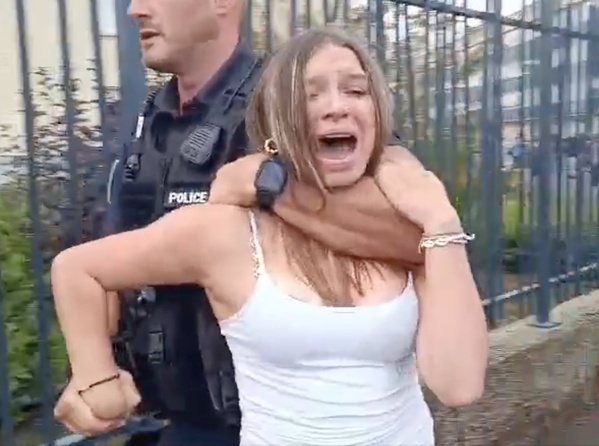 L'image virale d'une lycéenne parisienne étranglée par un policier lors de manifestations (septembre 2026)