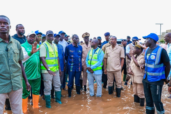 Le Premier ministre sur le terrain des inondations en banlieue dakaroise le 5 octobre 2026 (photo Primature)