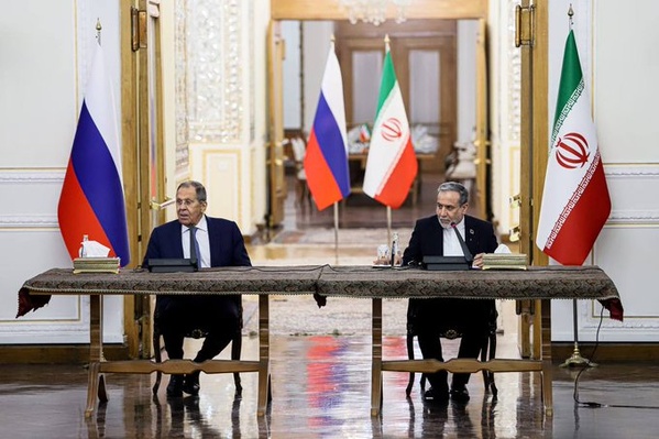 Abbas Araghchi (d.) et Serguei Lavrov