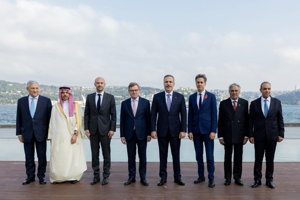 Les ministres des Affaires étrangères des 8 pays à Istanbul (Turquie) Les ministres des Affaires étrangères des 8 pays à Istanbul (Turquie)