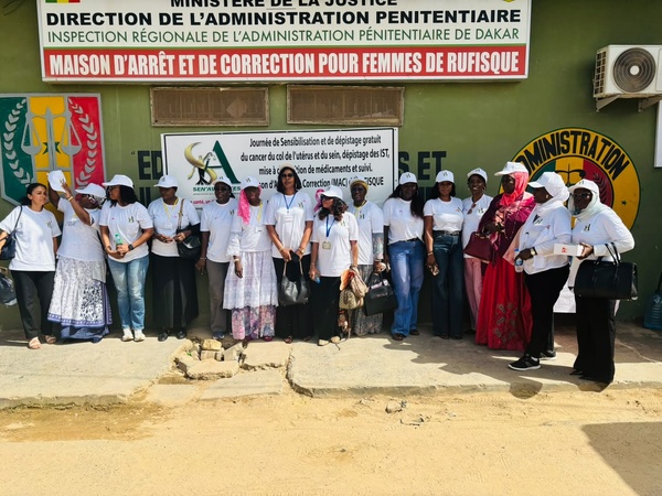 Les femmes avocates du Sénégal devant la MAC de Rufisque (photo Bacary Seydi)