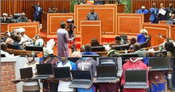 Après avoir rejeté la LFR, Pastef exige « un budget transparents, sincère et soutenable » pour les Sénégalais Après avoir rejeté la LFR, Pastef exige « un budget transparents, sincère et soutenable » pour les Sénégalais