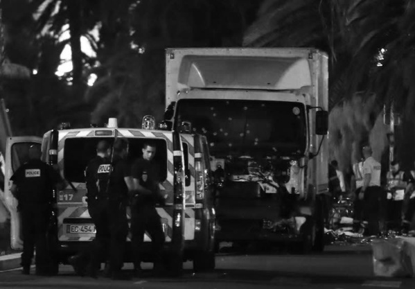 NICE : Un camion fou fonce sur la foule. «Entre 60 et 70 morts.» NICE : Un camion fou fonce sur la foule. «Entre 60 et 70 morts.»