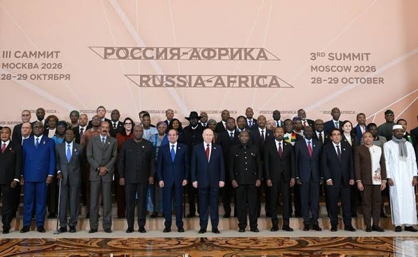 Vladimir Poutine et les chefs d'Etat africains présents au 3e Sommet Russie-Afrique à Moscou Vladimir Poutine et les chefs d'Etat africains présents au 3e Sommet Russie-Afrique à Moscou