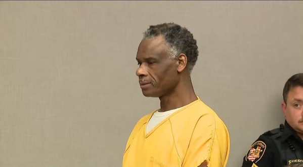 Le Sénégalais Modou Ngom en train de quitter la salle d'audience ou sa condamnation à 22 ans et demi de prison a été prononcée
