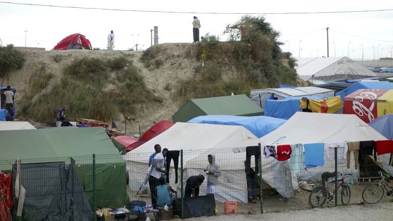 Des mini-centres d'accueil en région pour désengorger Calais