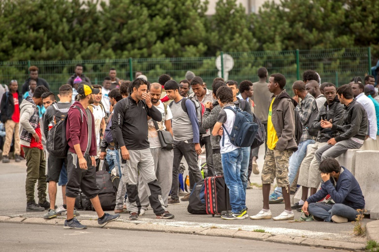 Indignation après des tirs sur un centre de migrants
