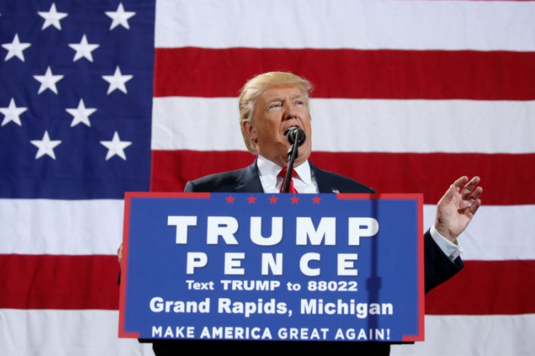 Les démocrates accusent Trump d'intimider les électeurs