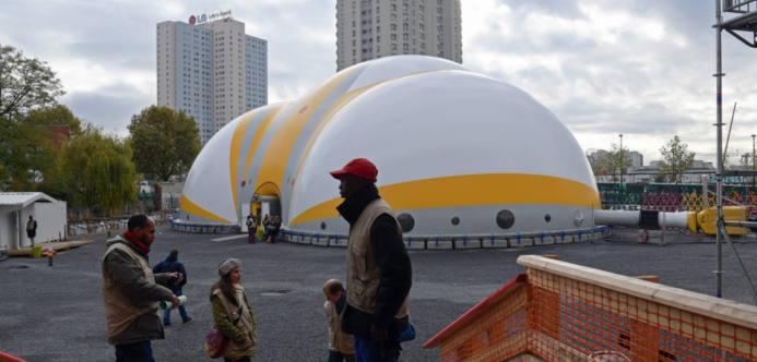 Le "centre humanitaire" pour migrants ouvre à Paris