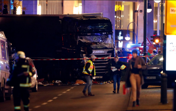 Camion fou à Berlin : 9 morts, la police allemande s'oriente vers un attentat