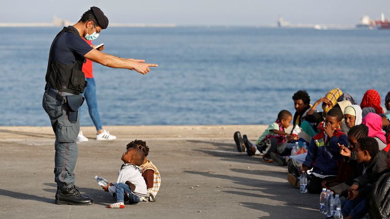 (Deux fois plus d'enfants seuls arrivés en Italie en 2016