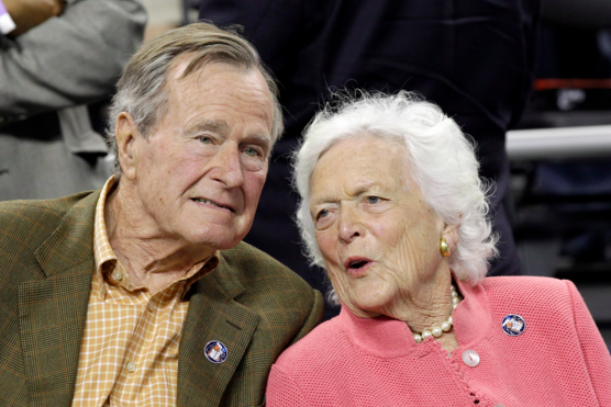 L'ancien président George H. W. Bush et son épouse hospitalisés
