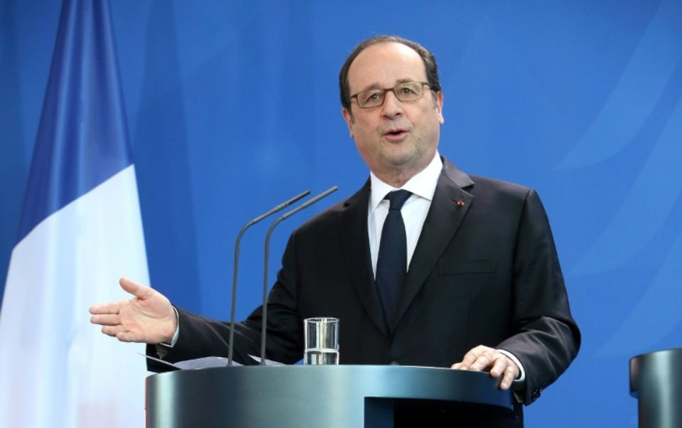L'Europe doit "répondre" avec "fermeté" à Trump, selon François Hollande