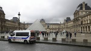 L'assaillant du Louvre confirme son identité et parle