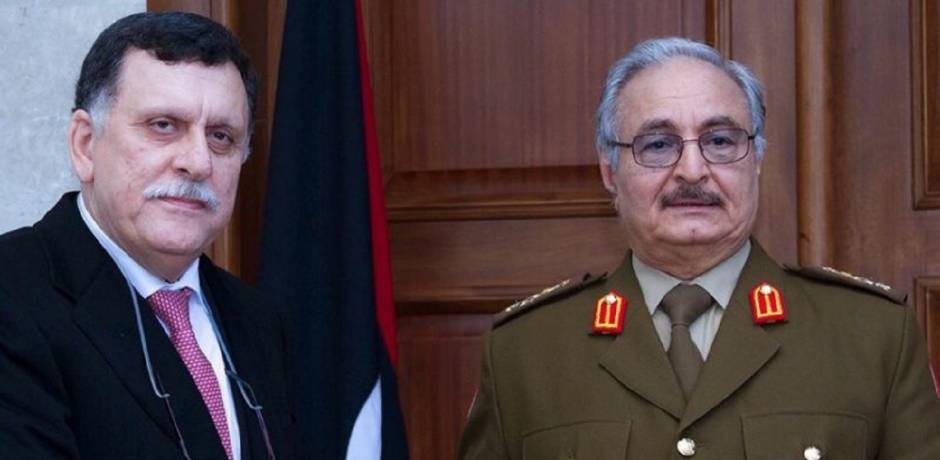 Al Sarraj (à gauche) et le Général Haftar