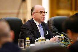 Cazeneuve juge irresponsable Fillon, qui parle de guerre civile