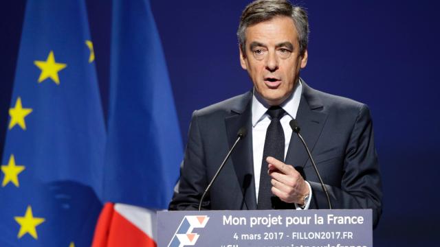 La pression s'accentue sur Fillon, qui "n'abdique pas"