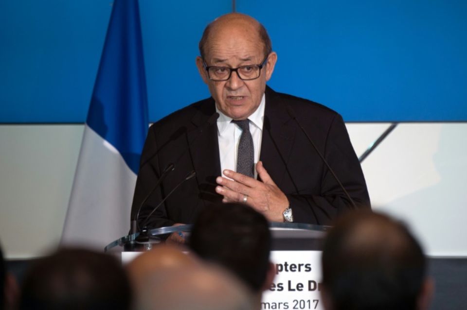 Le Drian serait en discussion avec Macron mais "maître de son calendrier"