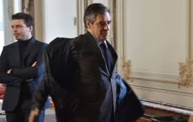 Fillon confirme qu'un "ami" lui a offert des costumes de luxe