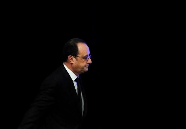 La "République exemplaire" ne tolère aucune "suspicion", selon Hollande