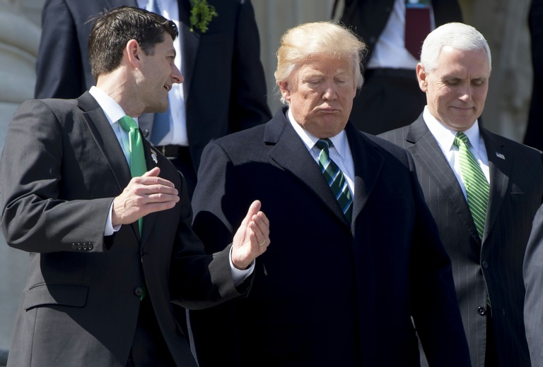 Trump entre Ryan (président de la Chambre des repréentants) et le vice-président Pence (photo AFP)