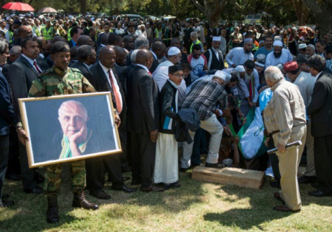 Afrique du Sud: les funérailles de Kathrada virent au meeting anti-Zuma
