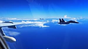 Deux chasseurs chinois interceptent un avion militaire américain (médias)