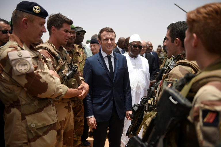 Devant IBK, Macron appelle à «agir sans barguigner» pour la paix