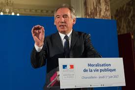 L'affaire Ferrand alourdit la campagne des législatives, selon Bayrou