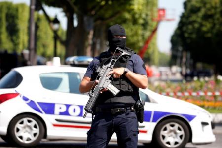 Intervention de police en cours sur les Champs-Elysées, annonce la préfecture