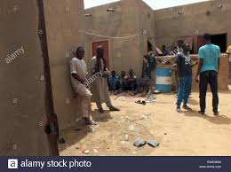 Une vingtaine de migrants secourus par l’armée en plein désert