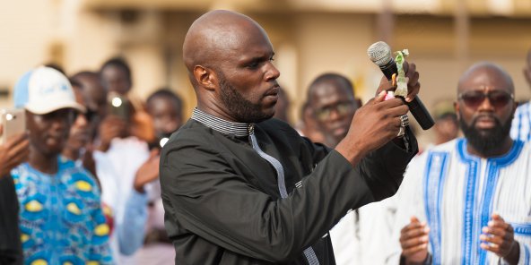 Sénégal : le polémiste Kémi Séba acquitté après avoir brûlé un billet en CFA