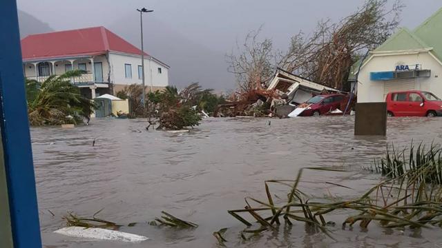 Ouragan Irma: Au moins deux morts dans les Antilles françaises, Macron prédit le pire