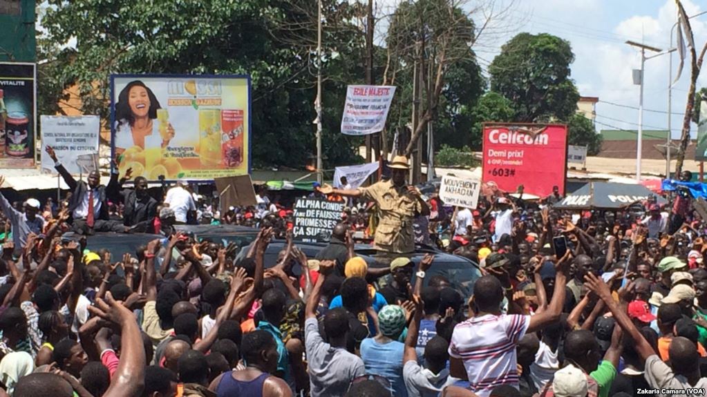 Guinée: des dizaines de milliers de manifestants réclament des élections locales