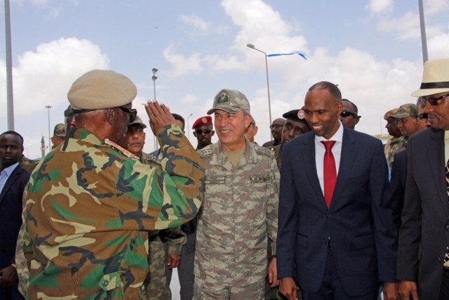 Le général turc Hulusi Akar (2e depuis la gauche), à côté du premier ministre somalien Hassan Ali Khayre. (photo TDG)