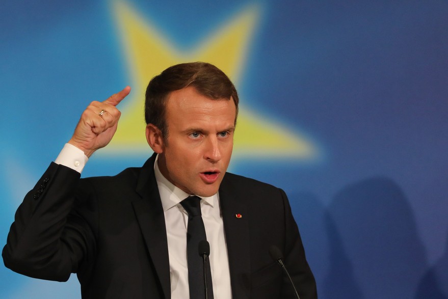 Macron assume le fond, regrette le mot "bordel"