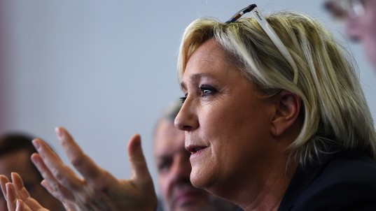 Marine Le Pen poursuit son virage sur l'UE et l'euro