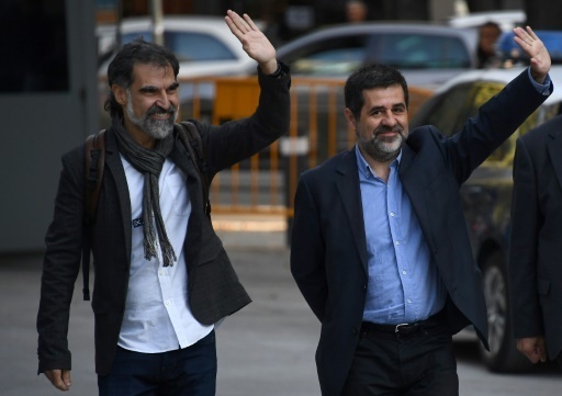 Catalogne: deux dirigeants indépendantistes emblématiques placés en détention