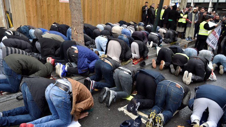 France: Une centaine d'élus tentent d'empêcher une prière de rue