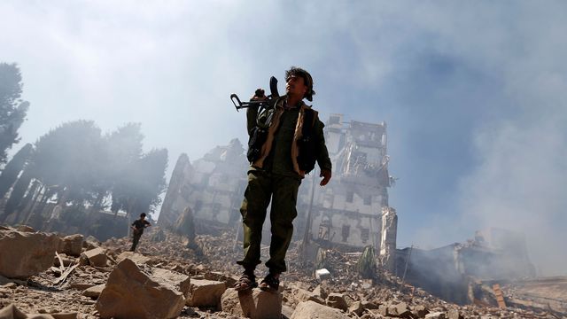 Un rebelle Houthi sur des ruines à Sanaa